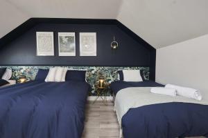 Luxurious 4Bedroom House By Homebird Property Management Short Lets & Serviced Accommodation Leeds With Private Parking, Garden & Patio Area