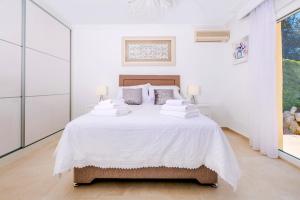 Casa Juana is a modern, luxury, exclusive, 6 bedroom villa.