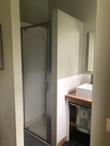 B&B / Chambres d'hotes Maison M, chambre privee acces jardin piscine et jacuzzi pres de La Rochelle : Chambre Double
