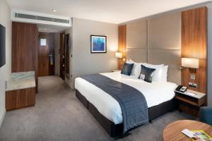 Standard King Room with Walk-In Shower room in Crowne Plaza London Heathrow T4 an IHG Hotel