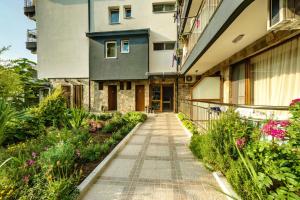 Свети Никола Каваците - Плаж и Хотел