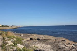 Studio lumineux sur balcon avec vue mer et plage