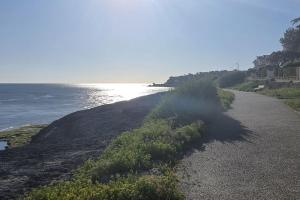 Studio lumineux sur balcon avec vue mer et plage