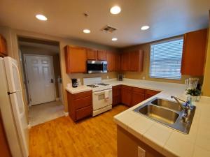 Exclusive Westlake Condo w Gym, Pool, Washer & Dryer In Unit & Private Garage