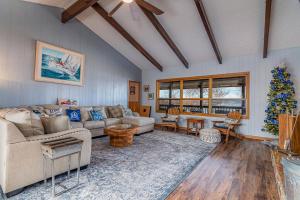 Red Bud Cove Lakefront Farm House on Table Rock Lake