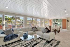 Casa by The Cove 3 bedroom 2 bath plus Office Intracoastal Front with Heated Pool and Spa
