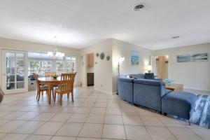 Casa by The Cove 3 bedroom 2 bath plus Office Intracoastal Front with Heated Pool and Spa