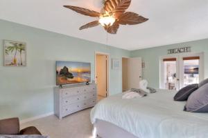 Casa by The Cove 3 bedroom 2 bath plus Office Intracoastal Front with Heated Pool and Spa