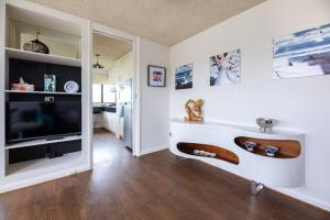 Jade - St Kilda Beach Views