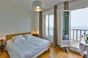 Hotels Hotel Le Rayon Vert : Chambre Double avec Baignoire Spa et Vue sur la Mer