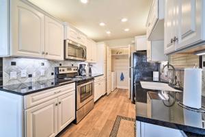 Bright and Breezy Condo, 2 Mi to Whitecap Beach!