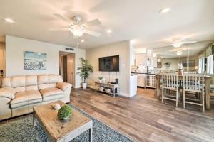 Bright and Breezy Condo, 2 Mi to Whitecap Beach!