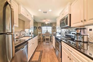 Bright and Breezy Condo, 2 Mi to Whitecap Beach!