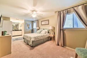 Bright and Breezy Condo, 2 Mi to Whitecap Beach!