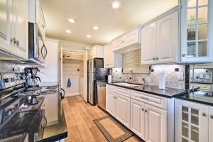 Bright and Breezy Condo, 2 Mi to Whitecap Beach!