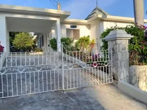 Villa Chinnor-Kent Ave - Ironshore