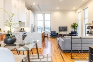 Stylish & Perfectly Located Luxury 2-Bed Townhome - Highland Park