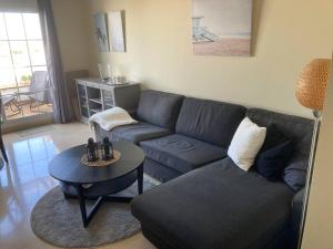 Lägenhet högst upp, med pool och utsikt över havet