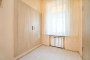 Двокімнатна квартира у центрі міста Львів з двориком