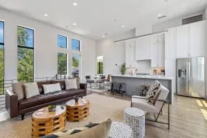 Beautiful Perfectly Located Luxury 2 Bed Townhome - Highland Park