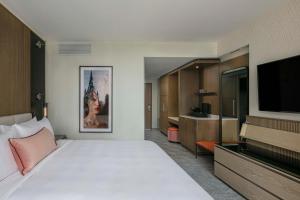 Guest room with king bed, no view room in JW Marriott Charlotte