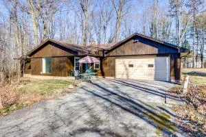 Pet-Friendly Youngstown Cottage with Yard - Boardman