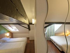 Hotels Hotel le Grillon : Chambre Quadruple