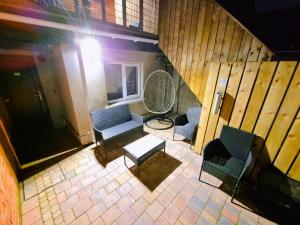 LMK, spacious 1 bedroom Ground floor Apartment, EV charger, Free parking Wi-fi, Great location