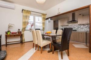 Spacious apartments with pool, Pakoštane 
