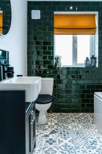 Luxury Renovated Bungalow with wheel chair access, Hot Tub and Fire Pit