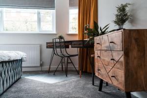 Luxury Renovated Bungalow with wheel chair access, Hot Tub and Fire Pit