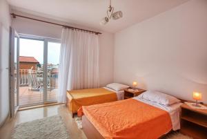 Apartments by the sea Grebastica, Sibenik - 482