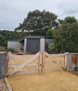 Wally's Edge 20acre Farm Stay - Erica