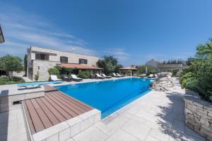 Family friendly apartments with a swimming pool Murter - 20859