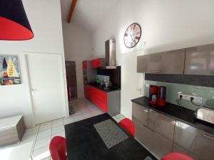 Maisons de vacances Maison a 150m de la Plage avec Piscine, Jardin et WIFI – Bretignolles-sur-Mer - FR-1-231-251 : photos des chambres