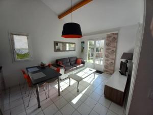 Maisons de vacances Maison a 150m de la Plage avec Piscine, Jardin et WIFI – Bretignolles-sur-Mer - FR-1-231-251 : photos des chambres