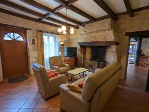 Maisons de vacances Gite Bonnes, 5 pieces, 12 personnes - FR-1-653-122 : photos des chambres