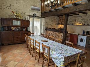 Maisons de vacances Gite Bonnes, 5 pieces, 12 personnes - FR-1-653-122 : photos des chambres