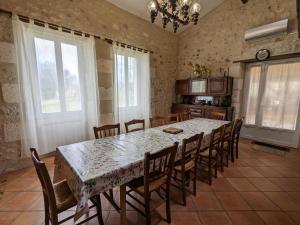 Maisons de vacances Gite Bonnes, 5 pieces, 12 personnes - FR-1-653-122 : photos des chambres