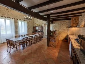 Maisons de vacances Gite Bonnes, 5 pieces, 12 personnes - FR-1-653-122 : photos des chambres