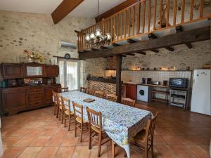 Maisons de vacances Gite Bonnes, 5 pieces, 12 personnes - FR-1-653-122 : photos des chambres