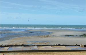 Appartements 1 Bedroom Nice Apartment In Wimereux : photos des chambres