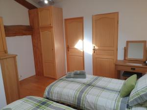 Maisons de vacances New: Stone House & Swimming Lake in Rural Setting : photos des chambres