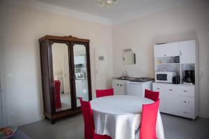 Maisons d'hotes La Roseraie : Appartement