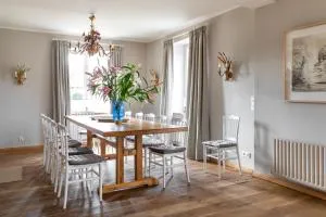 Gut Einhaus an der Ostsee - Großzügiges Haus mit Tennisplatz und Pool sowie Garten und Ostseenähe - Mönchneversdorf