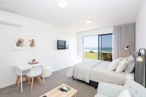 Views over Tasman, New luxury boutique studio overlooking the Tasman Sea