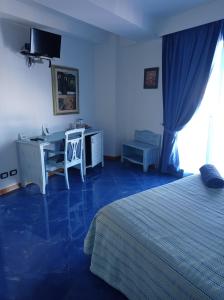 Double or Twin Room - Disability Access room in Blue Moon Hotel