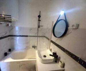 Appartements Grand studio refait a neuf : photos des chambres