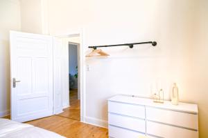 120qm Denkmal Apartment in Krefeld mit Stuck und Balkon - BEUYS Apartments - Krefeld