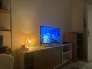 Sejours chez l'habitant La maison d'Angelique - Colocation hoteliere a 150m Gare TGV- Grande cuisine equipee & salon - Fibre - Netflix : photos des chambres